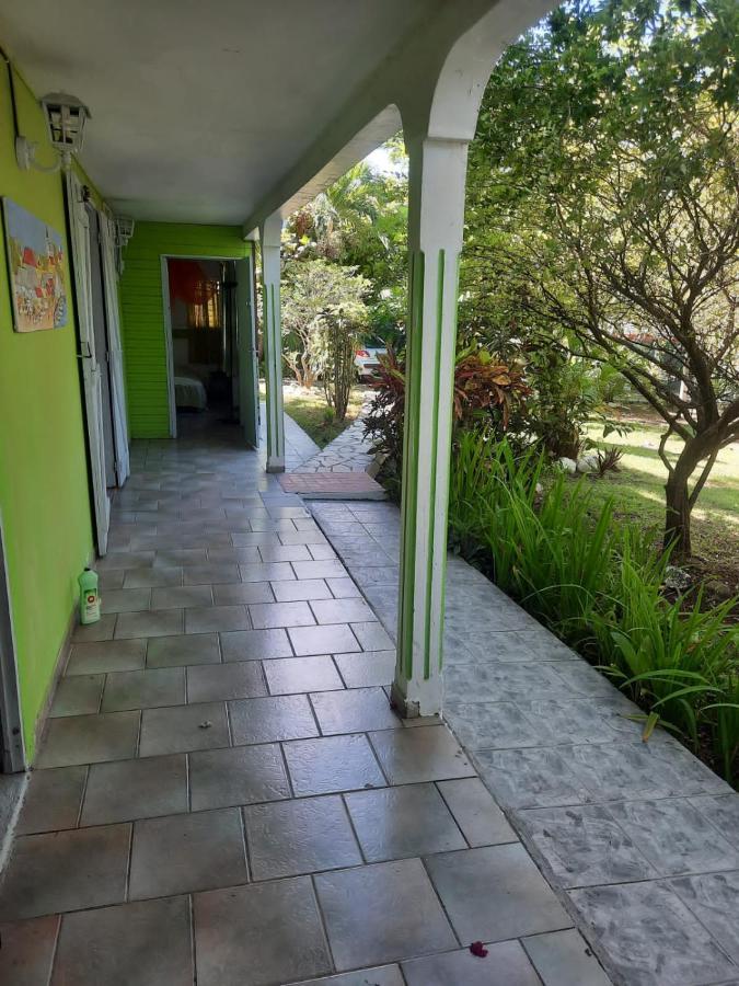 Appartamento Le Jardin De Massieux Bouillante Esterno foto